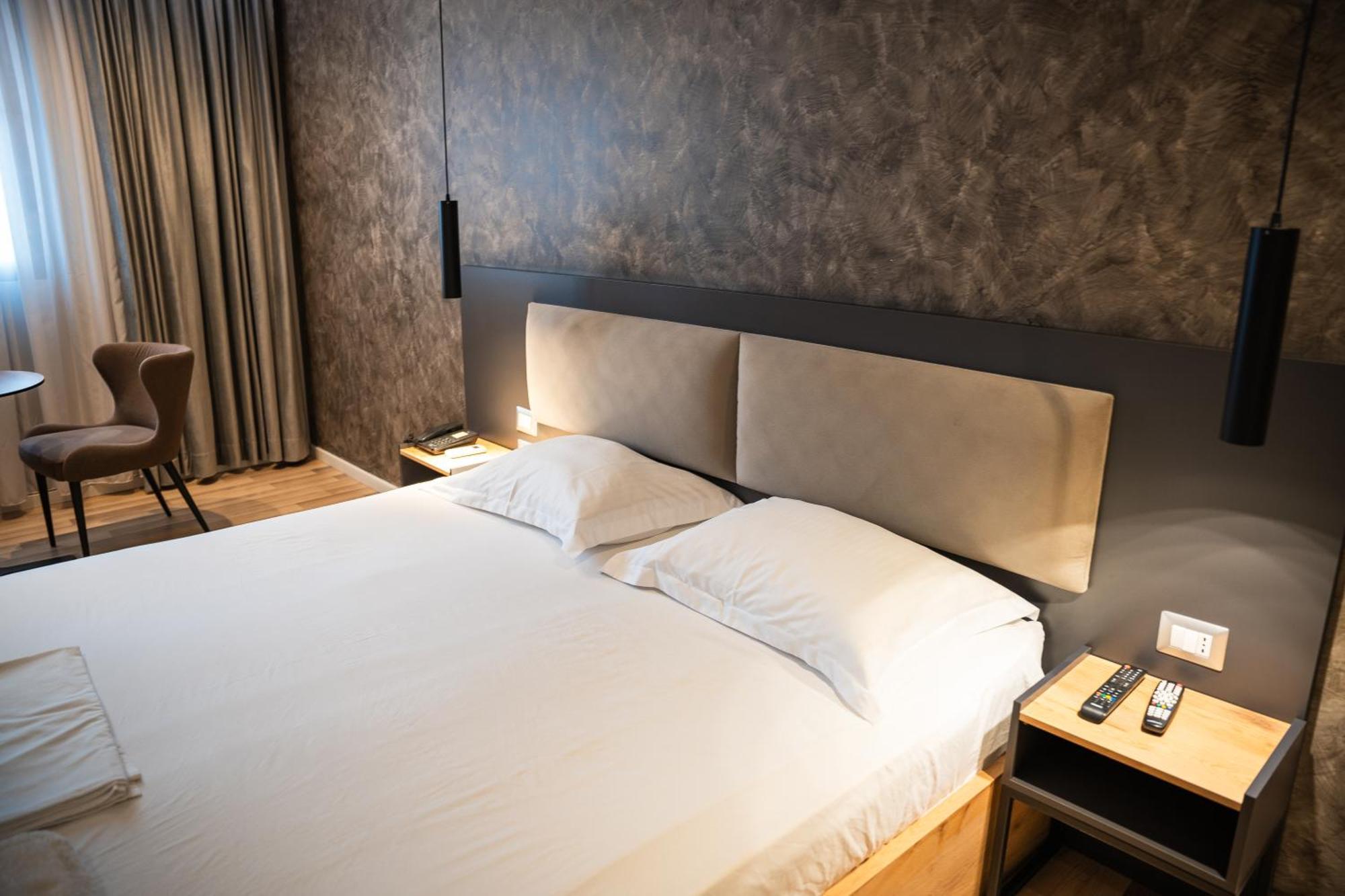 Center Boutique Hotel Tirana Exteriör bild