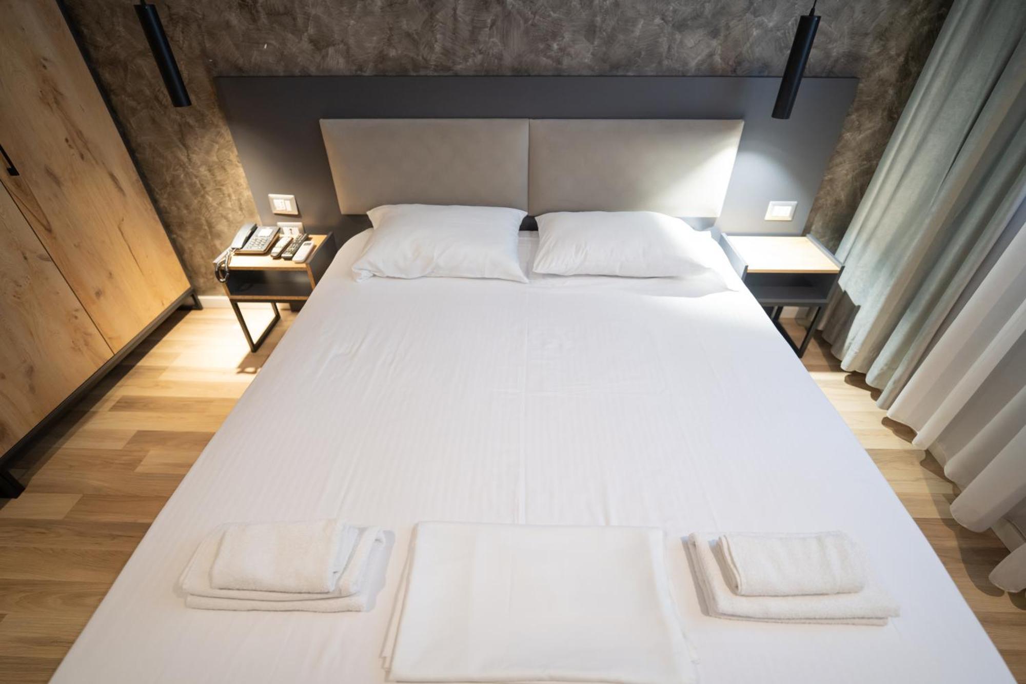 Center Boutique Hotel Tirana Exteriör bild