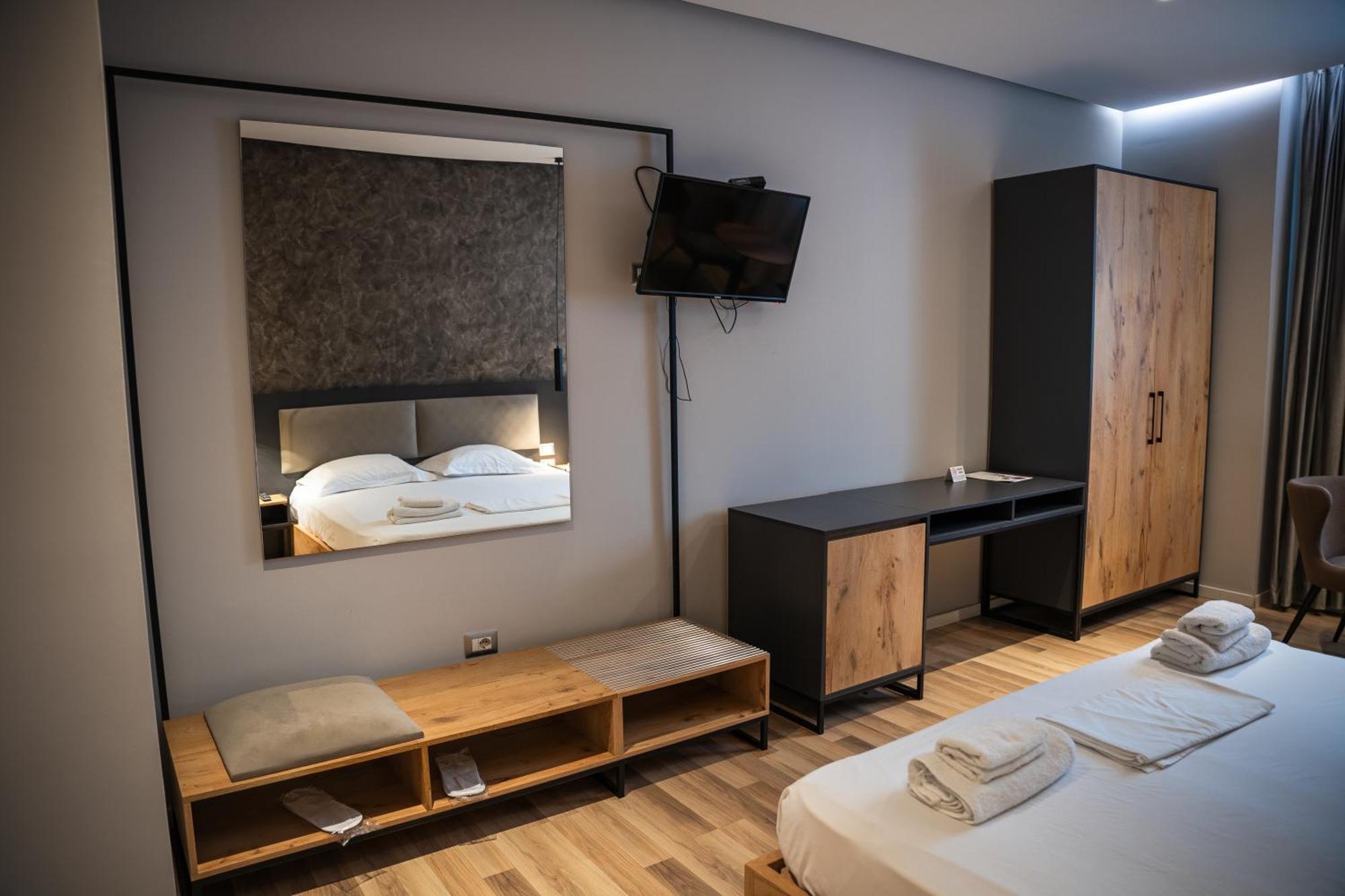Center Boutique Hotel Tirana Exteriör bild