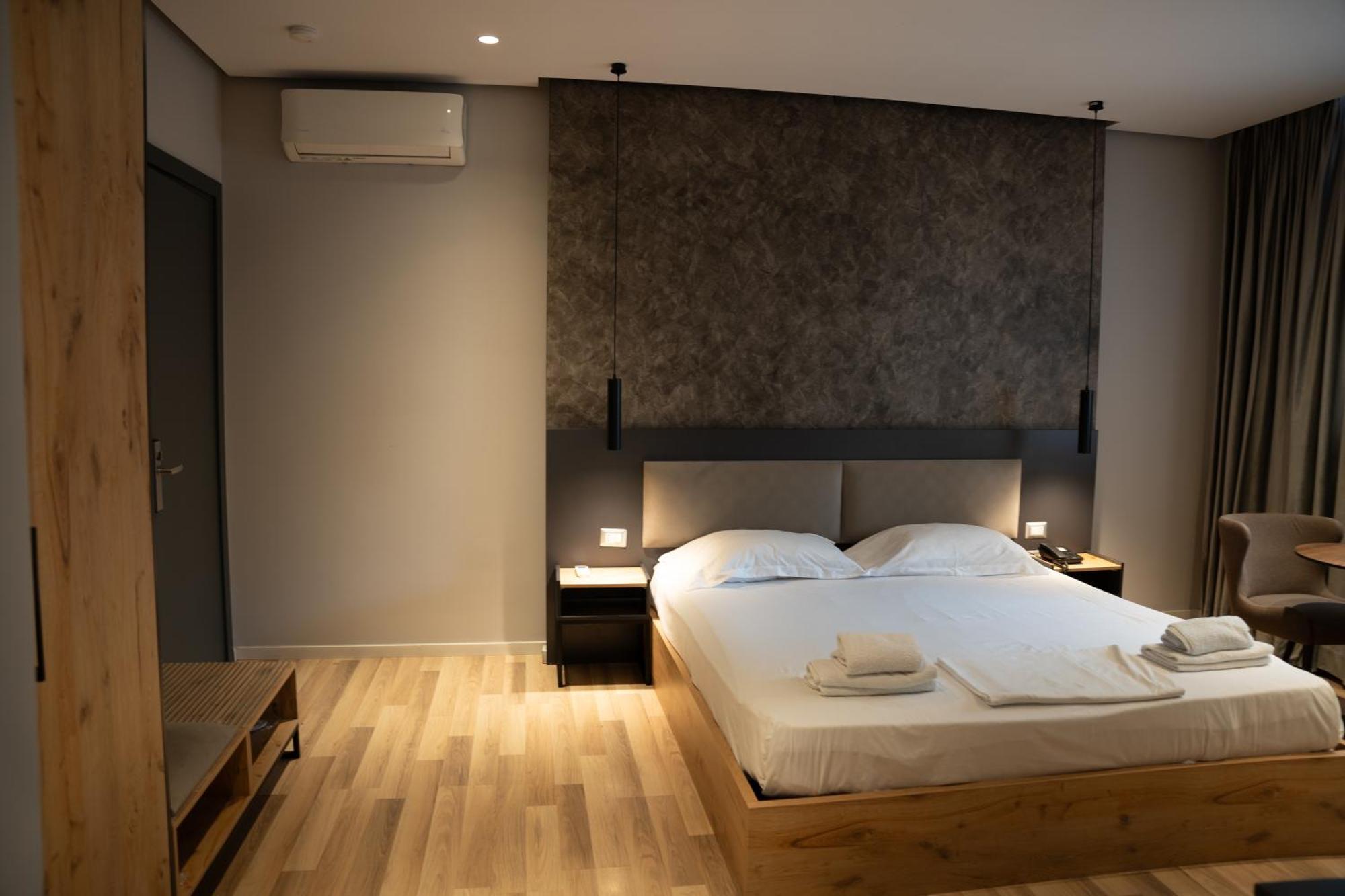 Center Boutique Hotel Tirana Exteriör bild