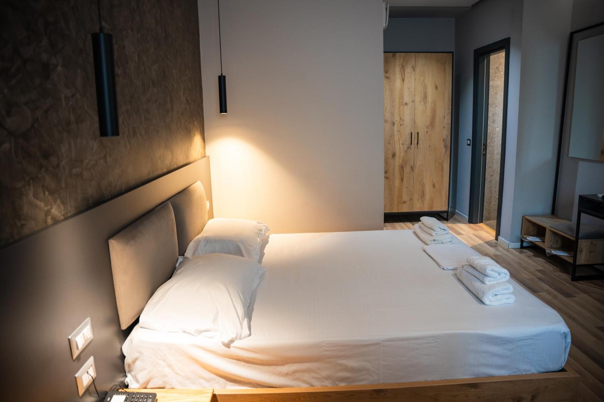 Center Boutique Hotel Tirana Exteriör bild