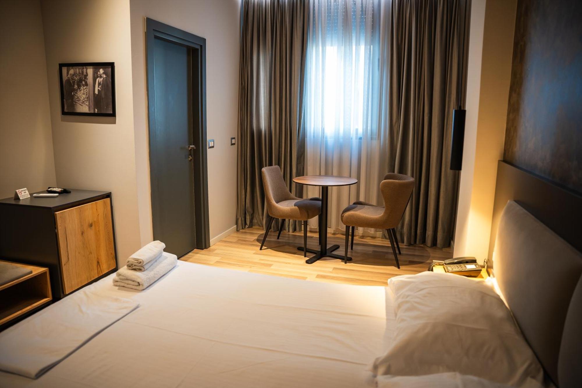 Center Boutique Hotel Tirana Exteriör bild