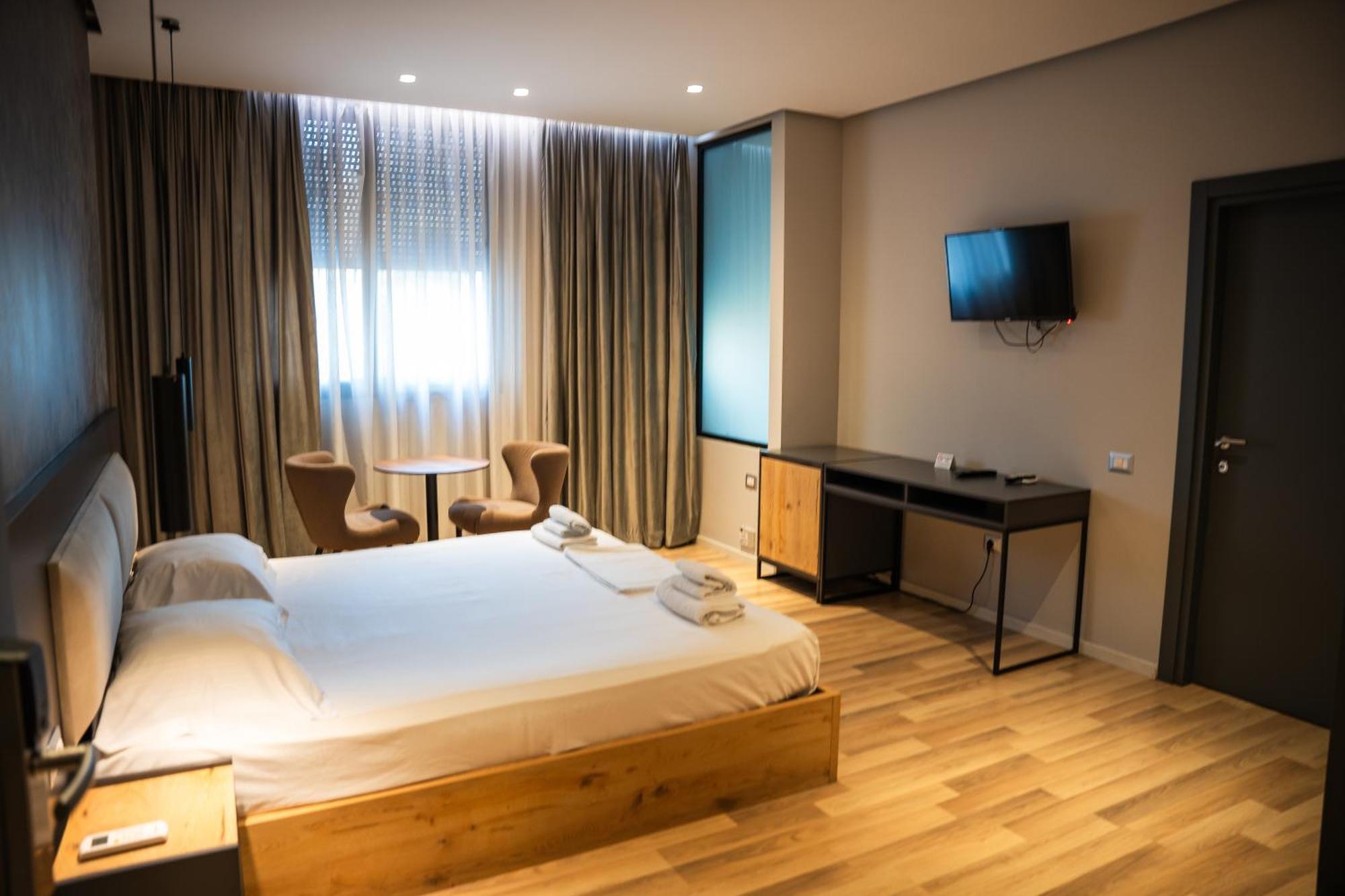 Center Boutique Hotel Tirana Exteriör bild