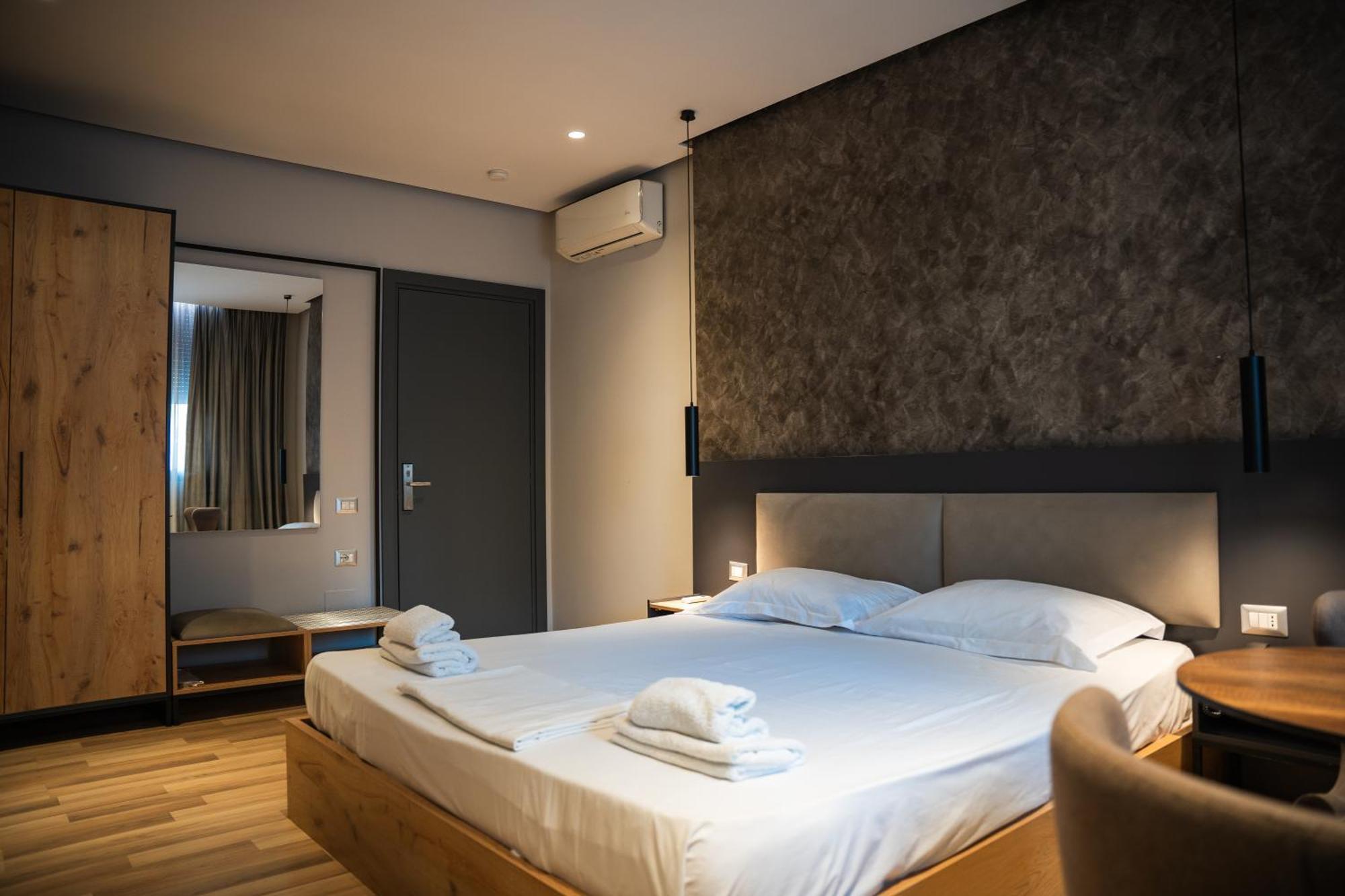 Center Boutique Hotel Tirana Exteriör bild