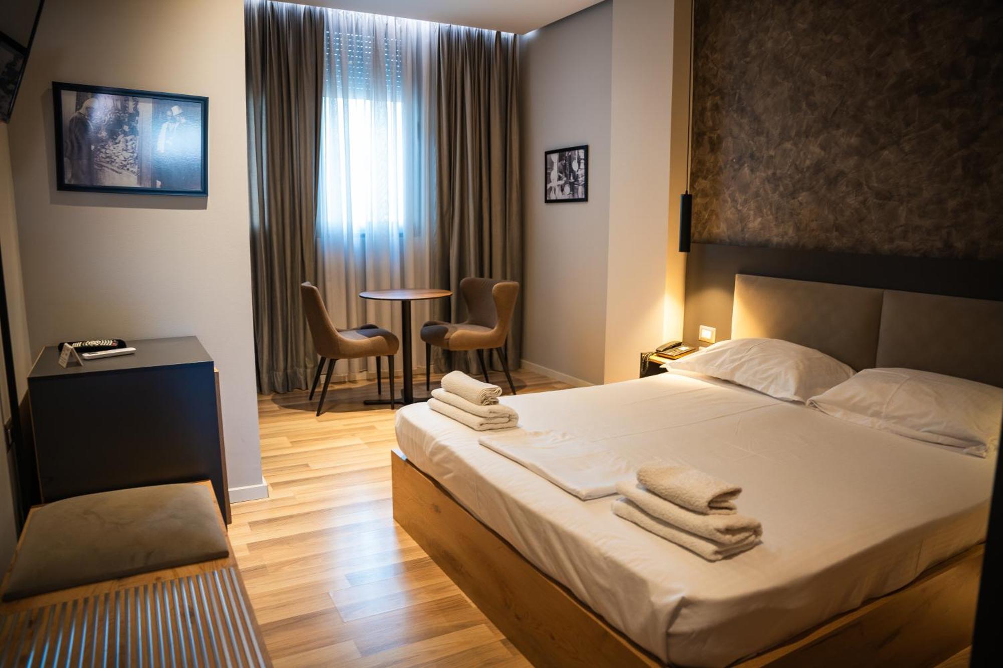 Center Boutique Hotel Tirana Exteriör bild