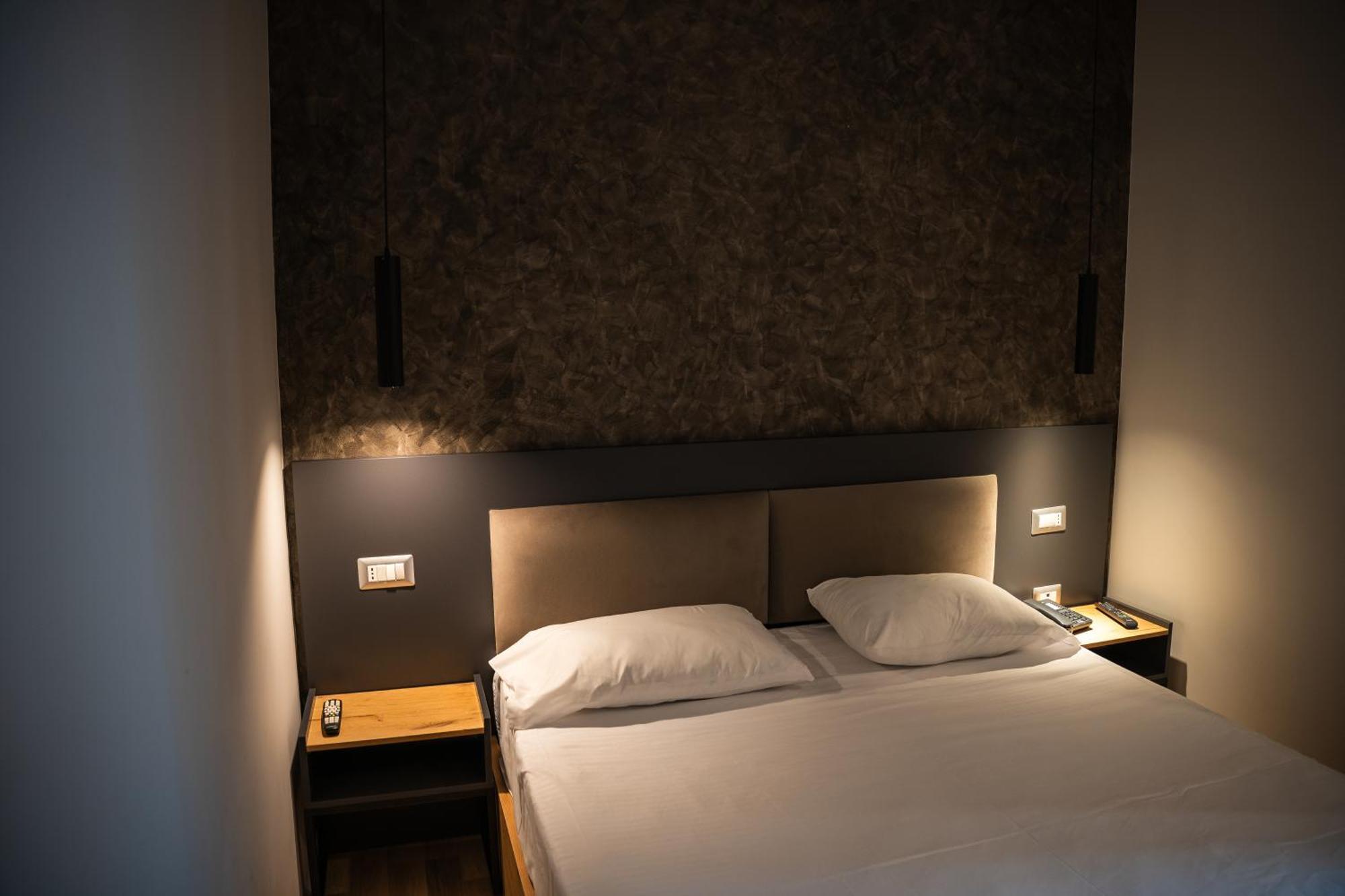 Center Boutique Hotel Tirana Exteriör bild
