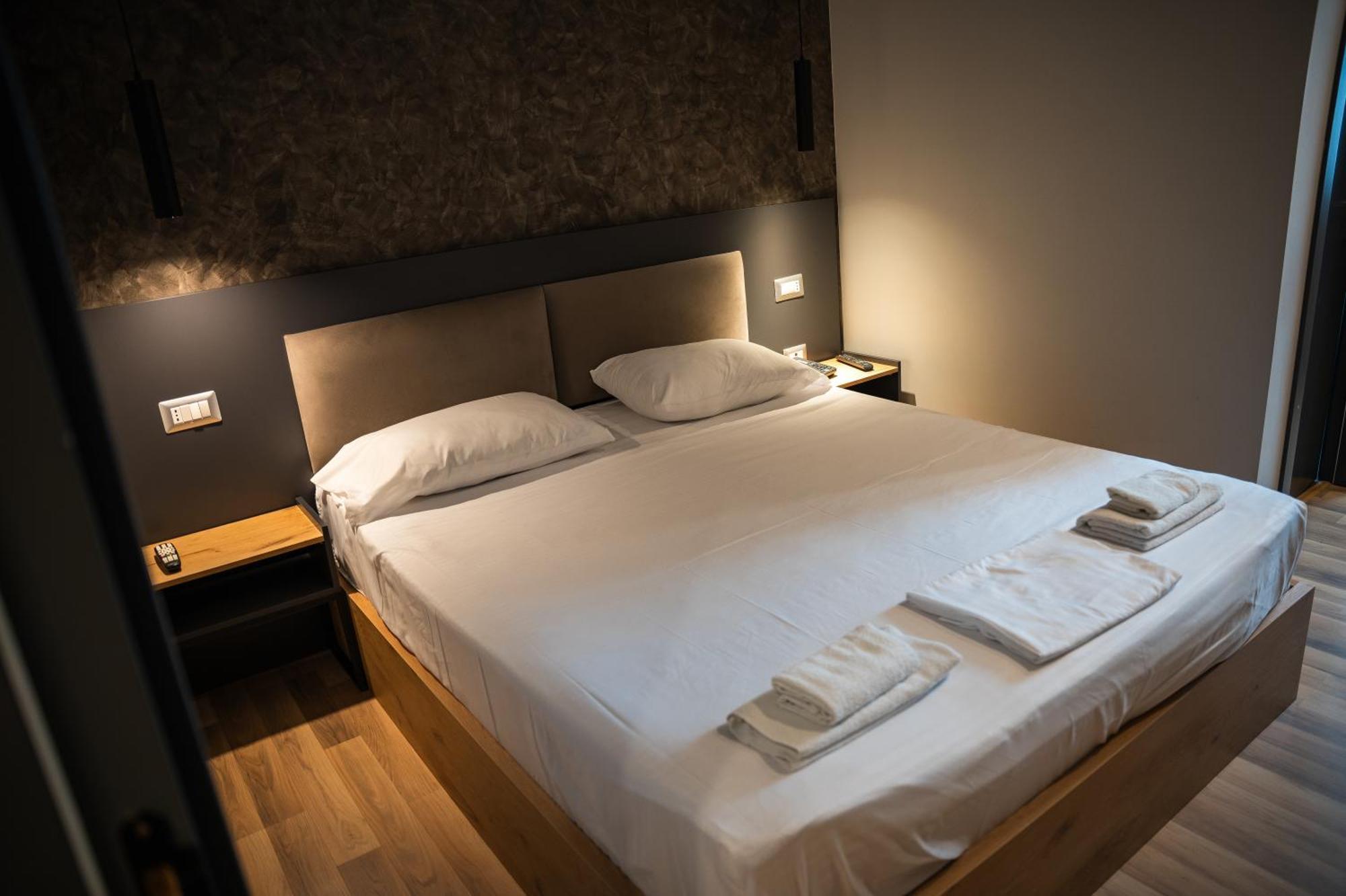 Center Boutique Hotel Tirana Exteriör bild