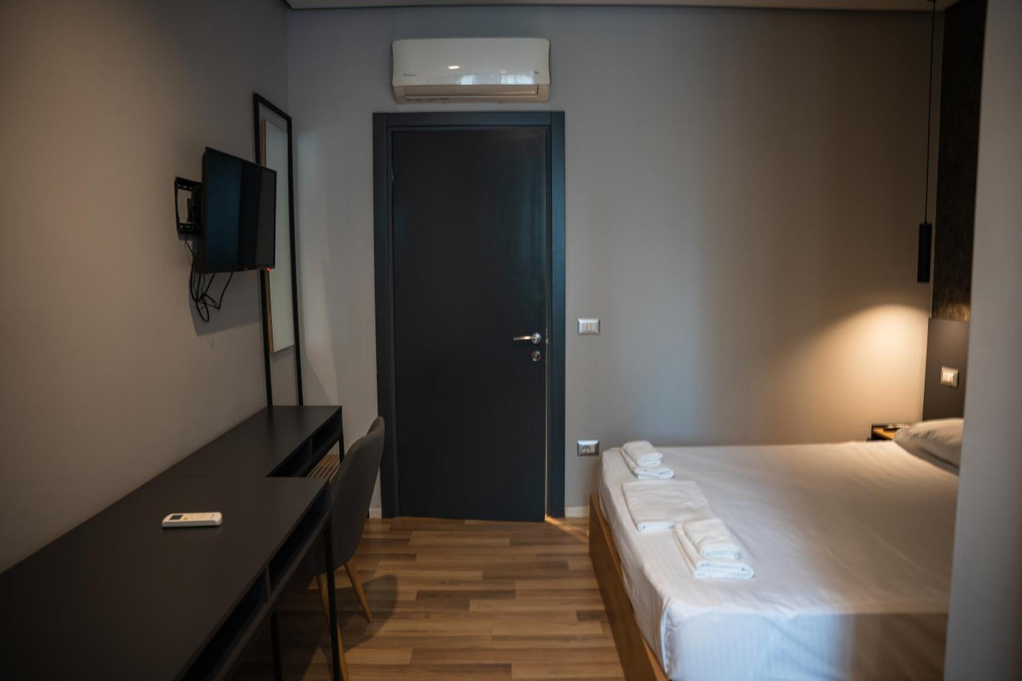 Center Boutique Hotel Tirana Exteriör bild