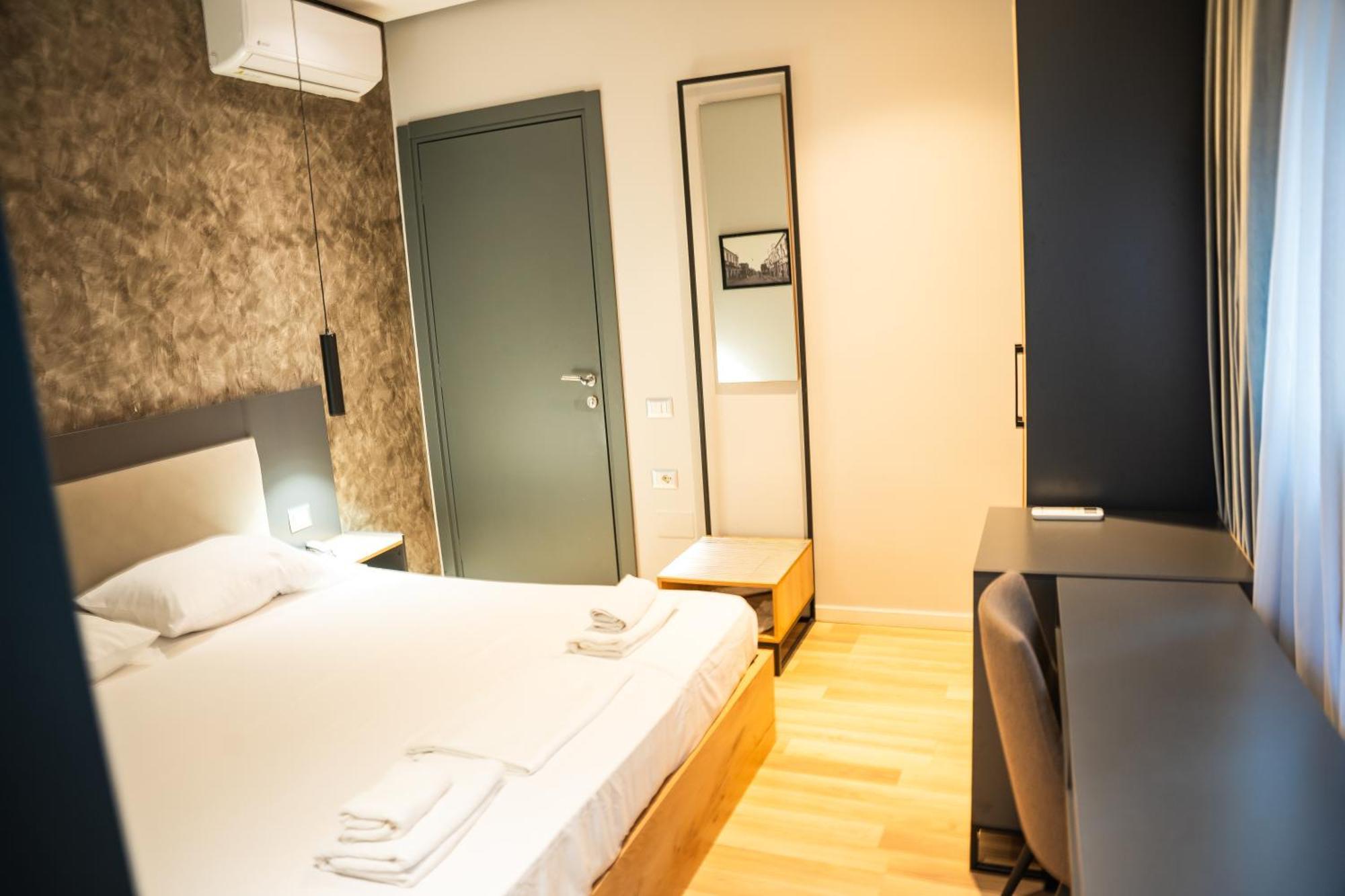 Center Boutique Hotel Tirana Exteriör bild