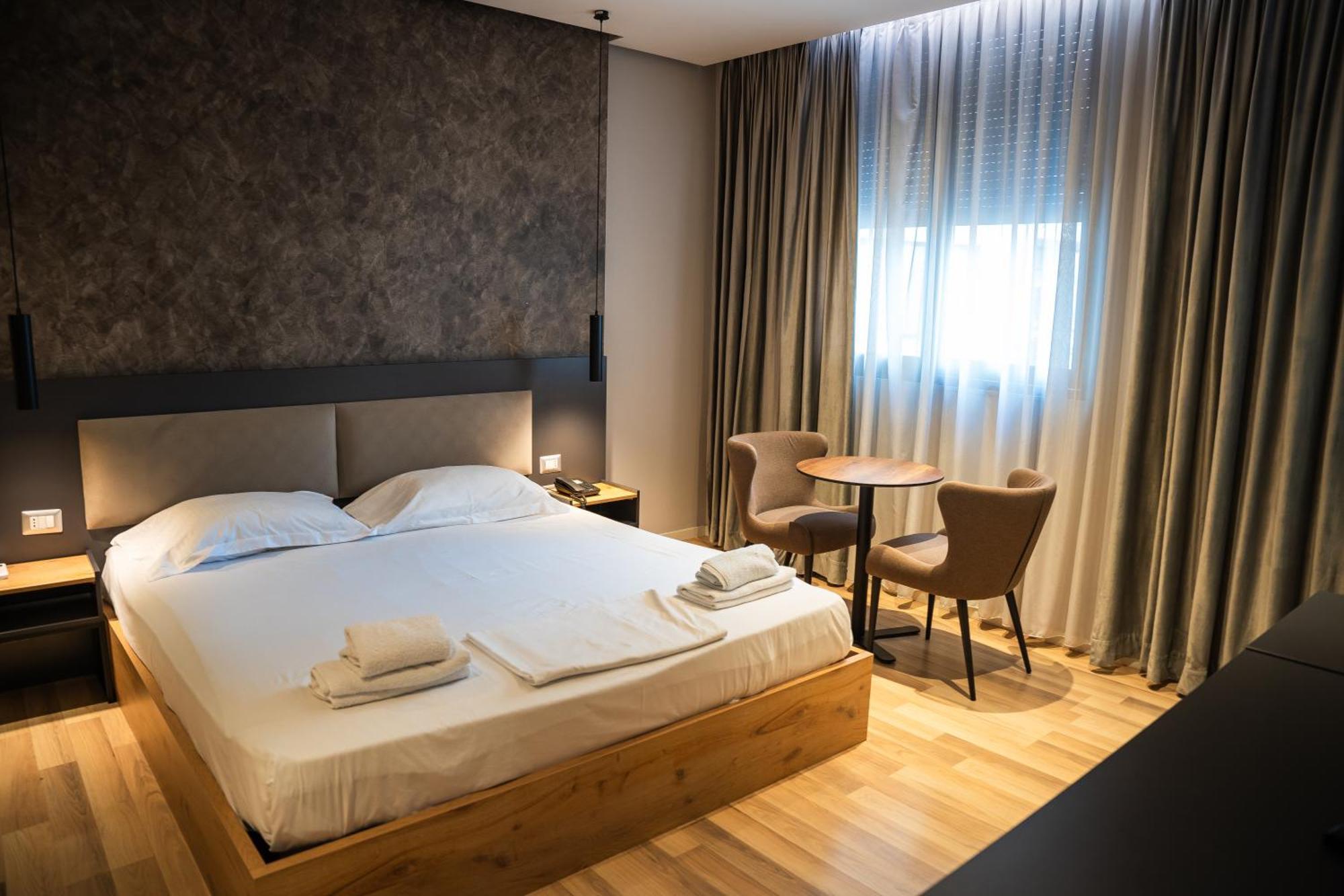 Center Boutique Hotel Tirana Exteriör bild