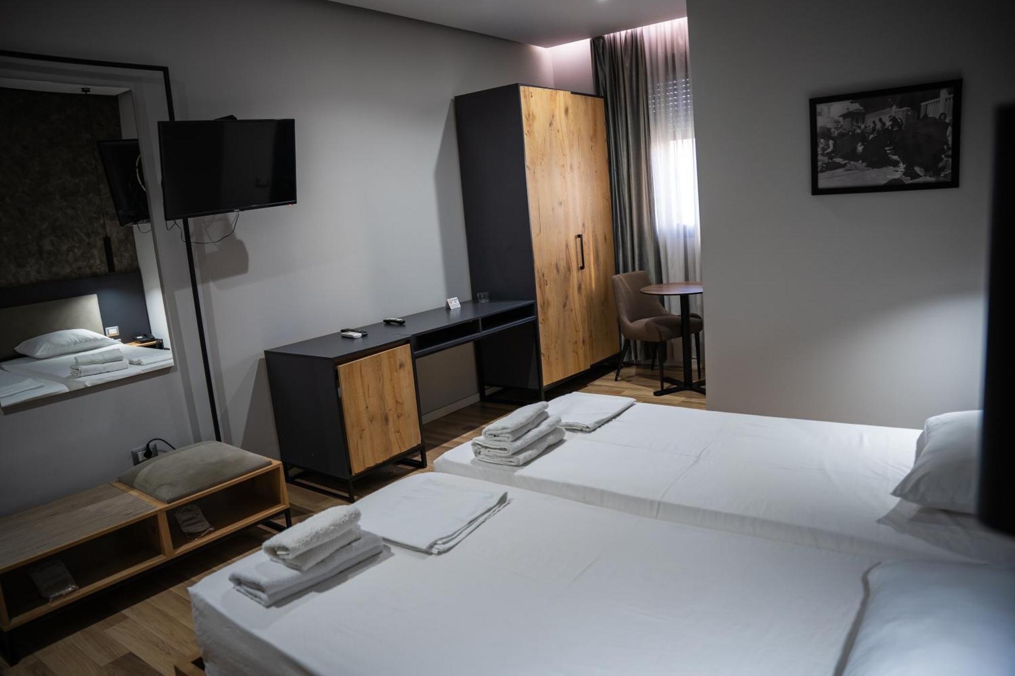 Center Boutique Hotel Tirana Exteriör bild