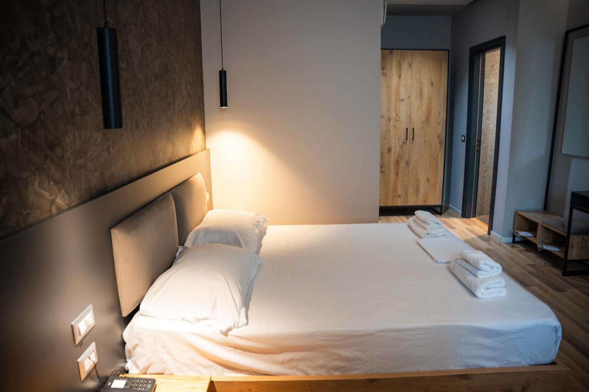 Center Boutique Hotel Tirana Exteriör bild